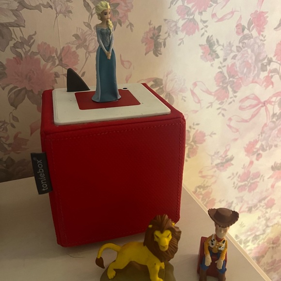 toni box Other - Toni Box and 3 Toni Figures